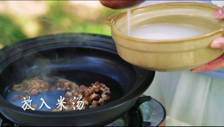 自从煮了这碗东坡羹，蛙都不出门了,放入米汤熬煮，开后放入荠菜
