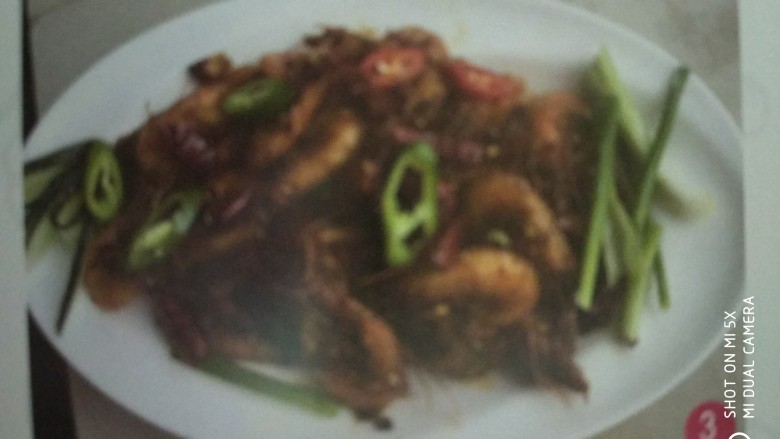 香辣虾,3、将红椒段花椒倒入锅中小火翻炒约10秒,放入<a style='color:red;display:inline-block;' href='/shicai/ 47058'>调味酱</a>中小火翻炒收汁即可。
