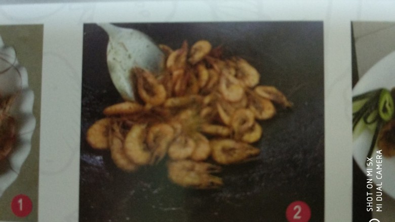 香辣虾,2、烧锅放入调味油,再将虾倒入锅中小火炒干水份(要求虾干身,离壳),锅中待用。