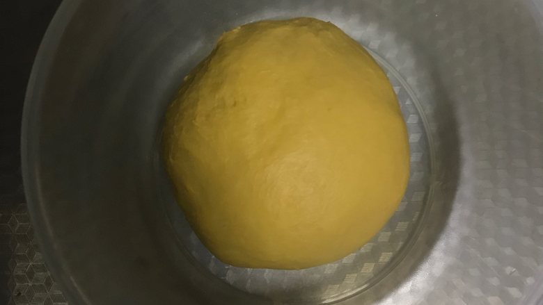 营养南瓜吐司,揉圆放进保鲜盒进行一次发酵,25-28度左右,发酵至2.5倍大
