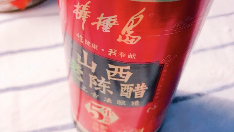 舌尖上的翡翠碧玉——陈醋腊八蒜,准备山西老陈醋。老陈醋的生产至今已有3000年余年的历史。老陈醋如酒一般，越陈越香。不仅佐餐开胃下饭助消化，还有杀菌消毒之功效。