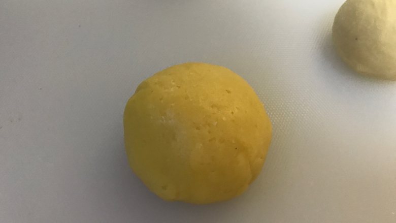 菠萝包,在用手揉成团,放入冰箱冷藏备用