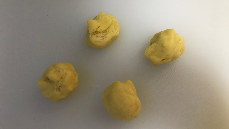 菠萝包,取出冷藏好的菠萝皮,平均分成四份,30g左右一个