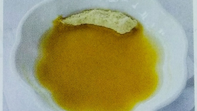 水晶鸡,1、取出调味油、调味粉,倒入碗中拌匀待用
