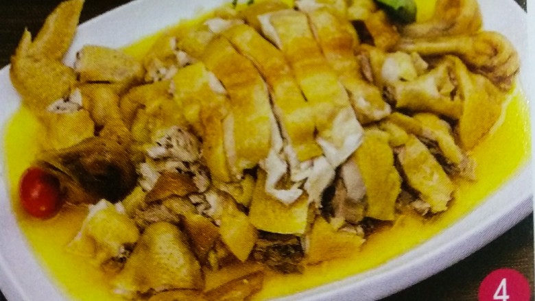 水晶鸡,4、冷却后切块上碟,将蒸鸡汁淋于鸡块上和味即可。