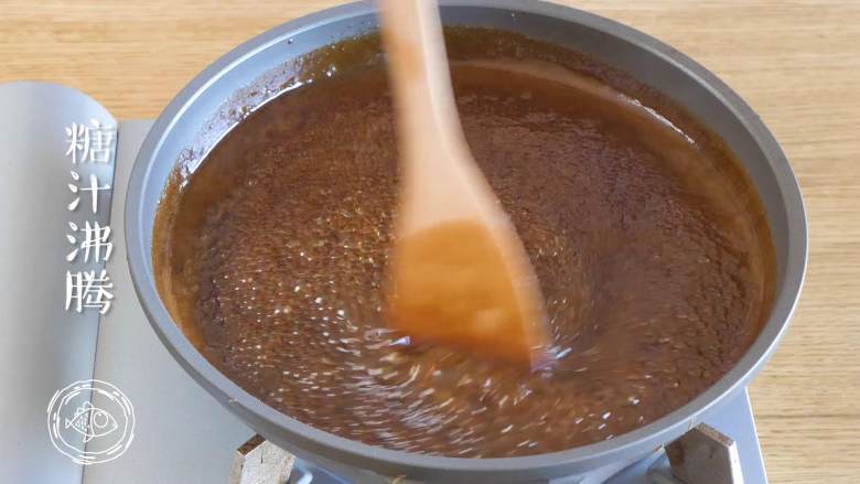 12m+话梅棒棒糖(宝宝辅食),糖汁沸腾,接着搅拌,这绝对是个体力活啊~