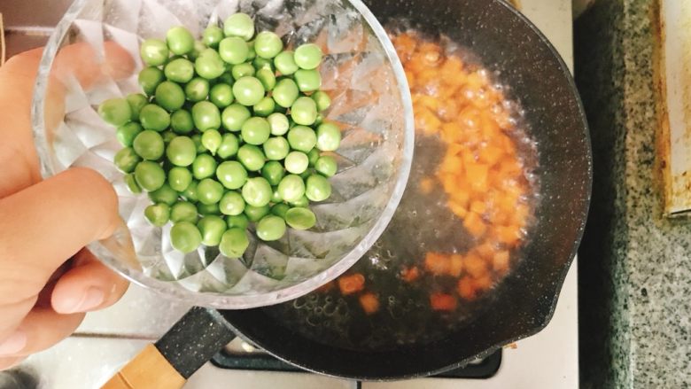 鸡胸肉豌豆小炒,再倒入豌豆