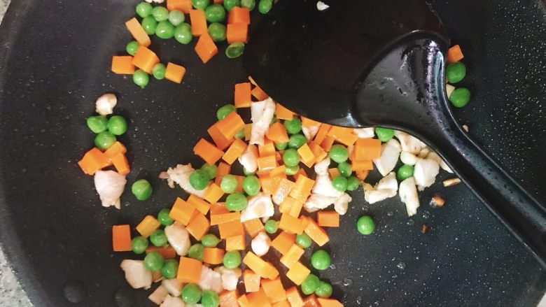 鸡胸肉豌豆小炒,再加入胡萝卜豌豆翻炒均匀,再放适量盐调味即可!