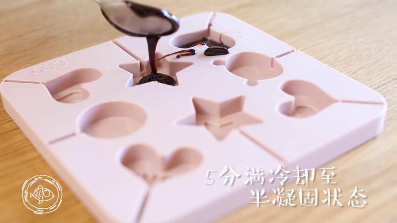 12m+话梅棒棒糖(宝宝辅食),倒入模具,5分满~(没有个带缺口的锅哈,会拉出点丝,硬了一戳就掉,没事哈)