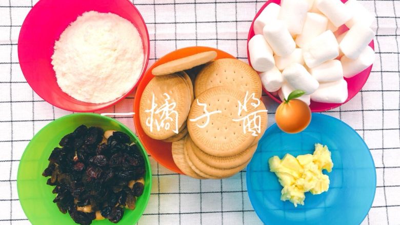 网红奥利奥雪花酥(台湾),备好材料,图中的饼干是原味雪花酥用的饼干,奥利奥雪花酥就把饼干换成奥利奥就行了。