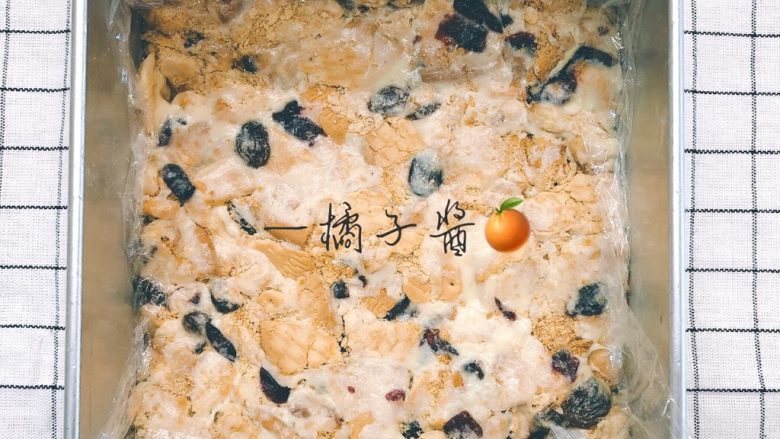 网红奥利奥雪花酥(台湾),这个是原味整形的图,奥利奥的忘记拍,我用的方形蛋糕模整形,你们有什么就用什么,随意一点,整形前记得放一层保鲜膜防粘。