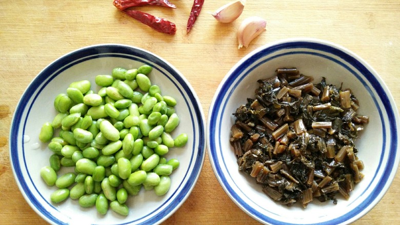 雪菜毛豆,准备食材。<a style='color:red;display:inline-block;' href='/shicai/ 67'>毛豆</a>去外壳,腌制的雪菜切小段。