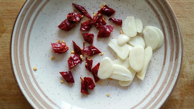 雪菜毛豆,<a style='color:red;display:inline-block;' href='/shicai/ 86474'>干辣椒</a>洗净切段,蒜去蒂切片。