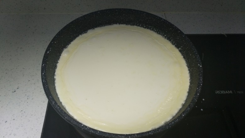 巧克力奶油蛋糕,<a style='color:red;display:inline-block;' href='/shicai/ 8197'>淡奶油</a>放入厚底不粘锅中加热
