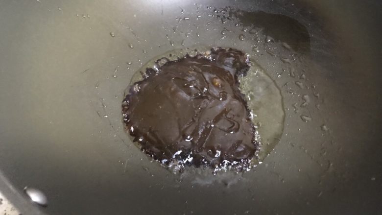 京酱肉丝,起油锅，放入甜面酱稍微炒几下