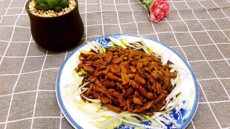 京酱肉丝,出锅，装盘，是不是很有食欲啊😋