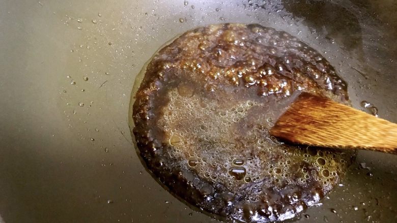 京酱肉丝,加入葱姜水，白砂糖不停翻炒