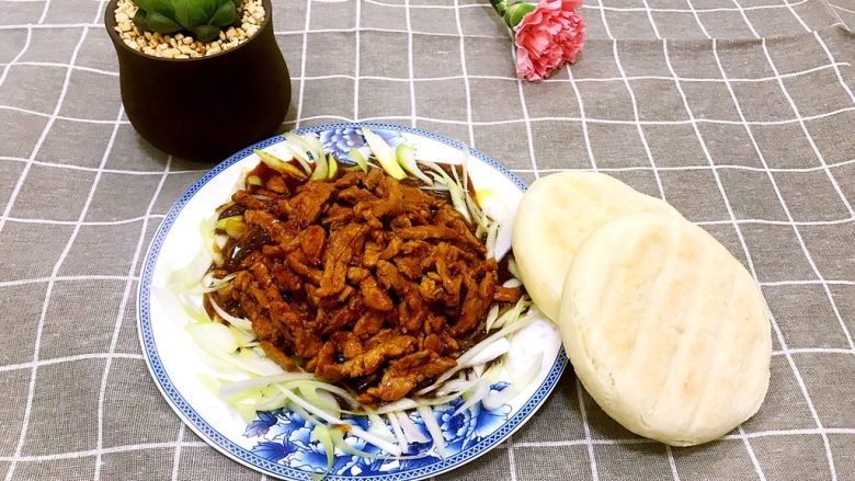 京酱肉丝,再搭配上二个烙饼