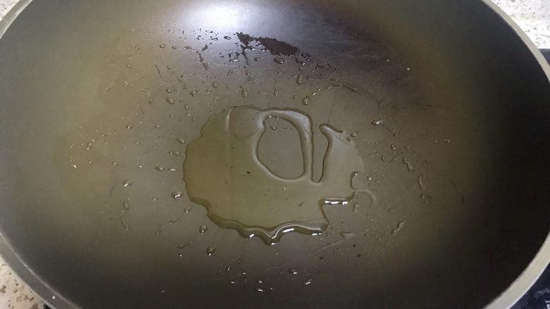 京酱肉丝,起油锅，锅热放入油