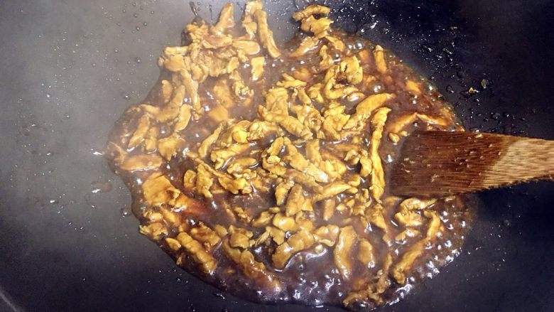 京酱肉丝,翻炒至汤汁稍收干