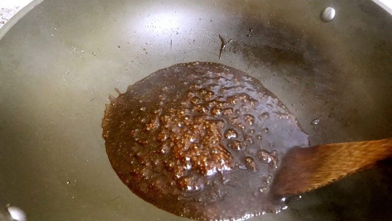 京酱肉丝,炒至汤汁浓稠