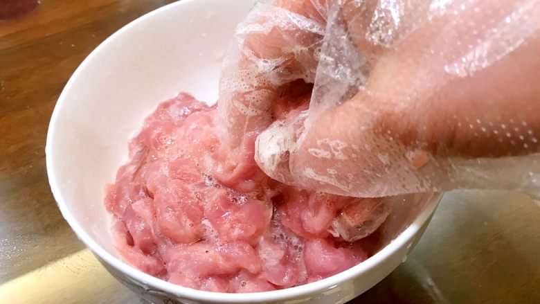 京酱肉丝,用手抓匀入味