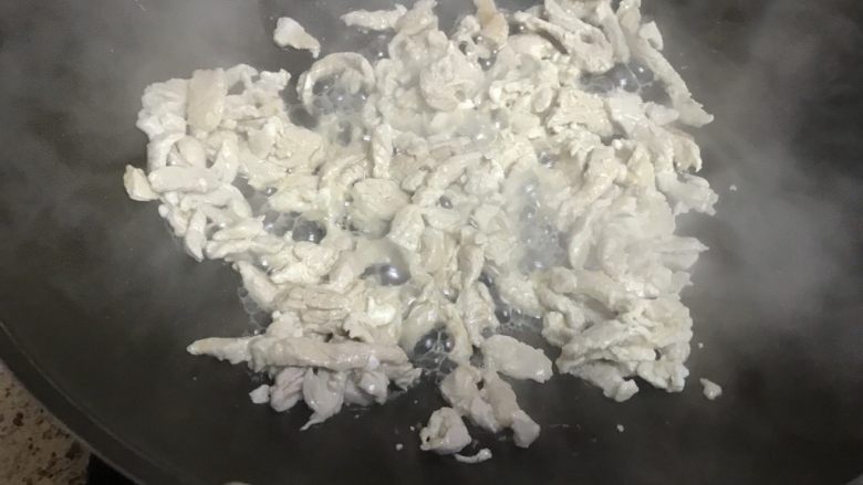 京酱肉丝,放入入味好的肉丝翻炒肉丝散开，八分熟的样子