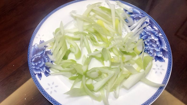 京酱肉丝,葱切丝，铺在盘底