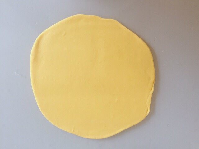 双色馒头（自发粉）,揉好排气后擀成面饼