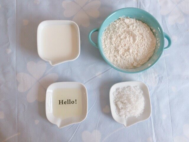 双色馒头（自发粉）,白色面团：

自发粉90g，<a style='color:red;display:inline-block;' href='/shicai/ 219'><a style='color:red;display:inline-block;' href='/shicai/ 219'>牛奶</a></a>60g，<a style='color:red;display:inline-block;' href='/shicai/ 3729'><a style='color:red;display:inline-block;' href='/shicai/ 3729'>白糖</a></a>10g，<a style='color:red;display:inline-block;' href='/shicai/ 140122'><a style='color:red;display:inline-block;' href='/shicai/ 140122'>玉米油</a></a>5g