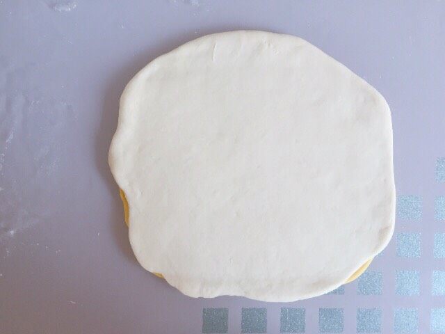 双色馒头（自发粉）,两个面饼叠加在一起