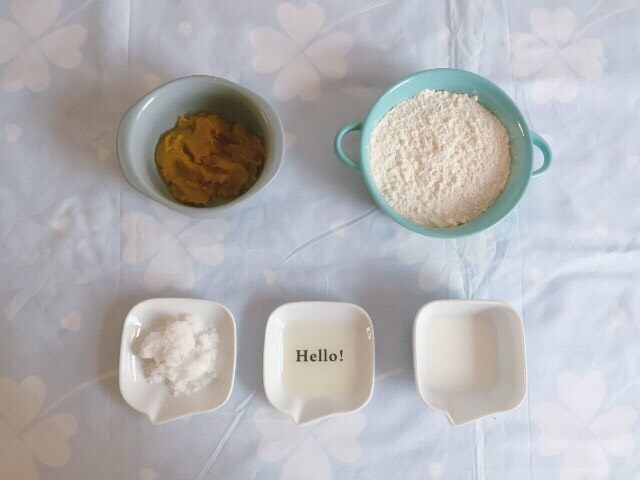 双色馒头（自发粉）,

<a style='color:red;display:inline-block;' href='/shicai/ 7594'>南瓜泥</a>50g，自发粉90g，牛奶10g，白糖5g，玉米油3g