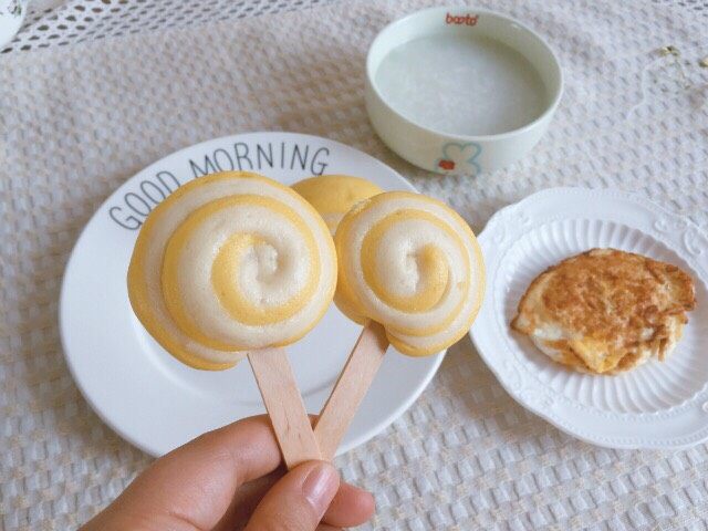 双色馒头（自发粉）,这个是利用边角做的，插上雪糕棍，成了棒棒糖馒头，给孩子做早餐很不错～