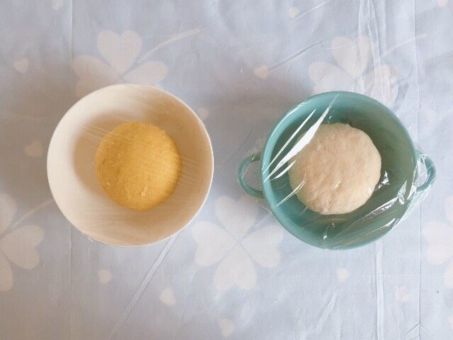 双色馒头（自发粉）,分别和成面团，盖保鲜膜静置20-30分钟