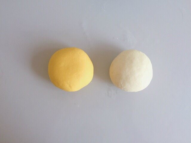 双色馒头（自发粉）,静置好的面团揉光滑