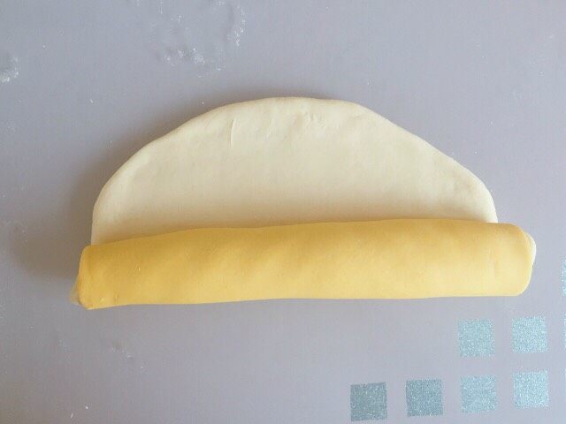 双色馒头（自发粉）,从下往上卷起来