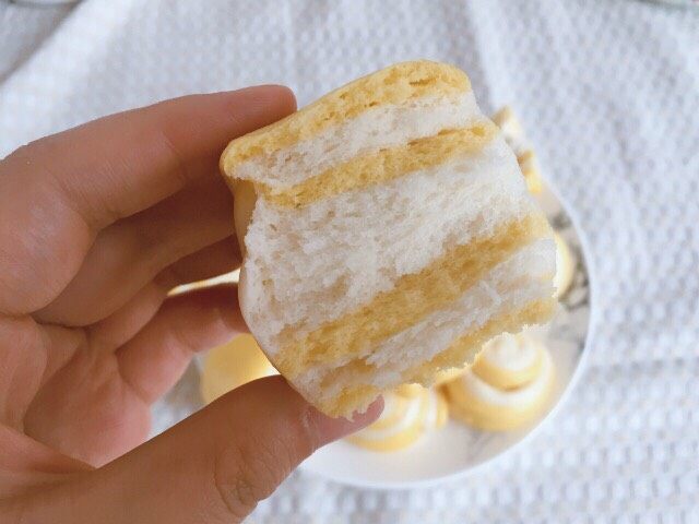 双色馒头（自发粉）,里面组织也还不错，香甜可口