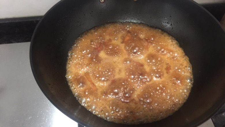 没有可乐的可乐鸡翅,大火烧开后转中火继续煮10分钟后加入20g糖,再继续煮