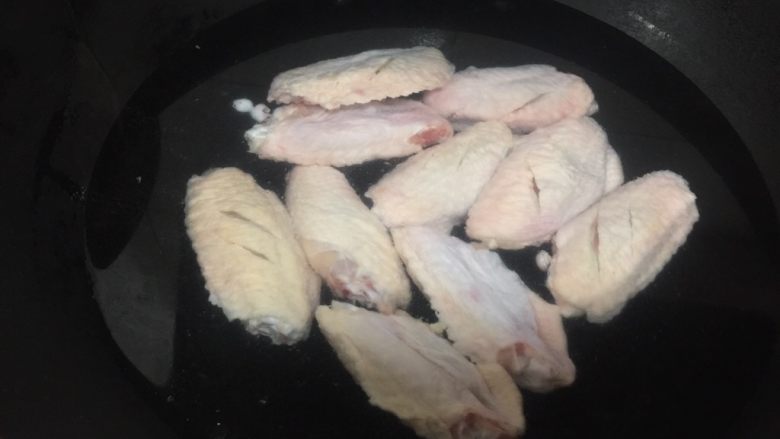 没有可乐的可乐鸡翅,冷水下锅焯一下水,冷水下锅的话可以焯出更多血渍