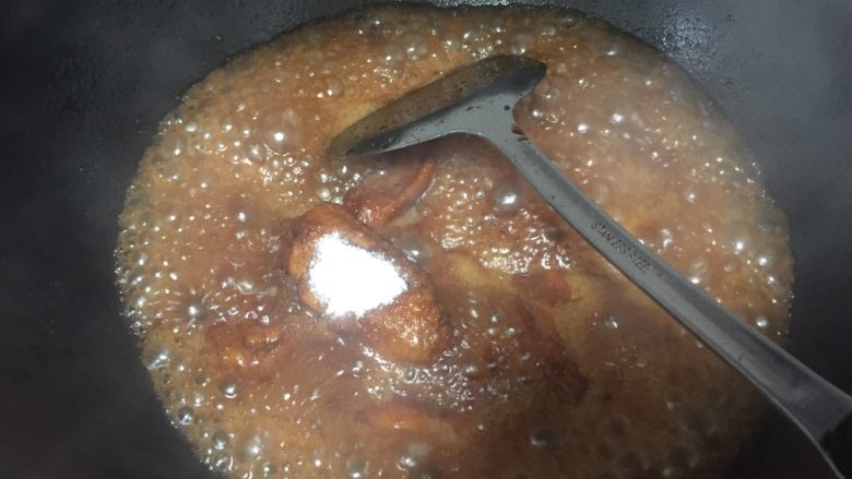 没有可乐的可乐鸡翅,汤汁快收干时再加入盐搅拌均匀后,可以尝尝味道咸淡,如果味道有些甜可以再加入少许盐调味即可