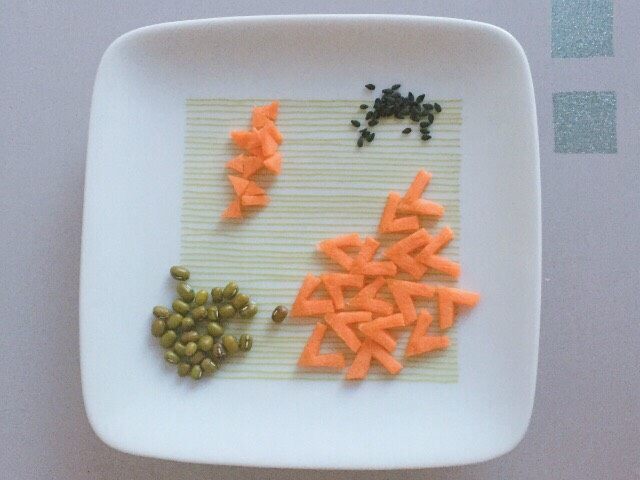 小鸡窝头,下面来做装饰用的胡萝卜,说白了,刻成V和三角就可以,我准备了黑芝麻和绿豆