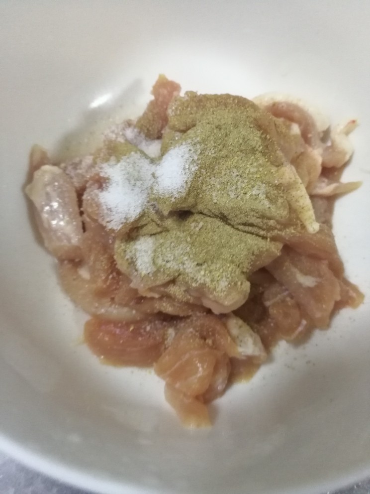 五香小酥肉,里脊肉切块,放入酱油,盐,料酒,五香粉各一勺腌制十分钟。