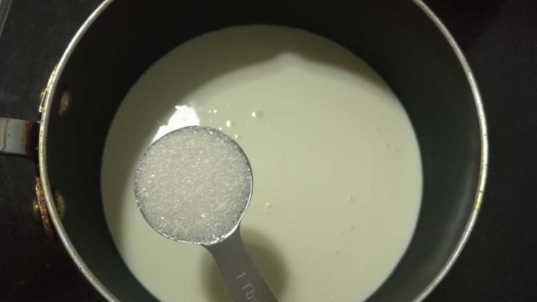 树桩蛋糕,淡奶油250克倒入奶锅中,加入细砂糖15克,小火加热到沸腾