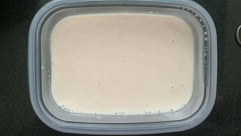 树桩蛋糕,倒入盒子冷藏至凝结成豆腐状