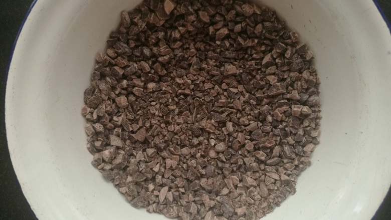 树桩蛋糕,制作巧克力甘纳许:黑巧克力50克敲碎,放入碗中备用