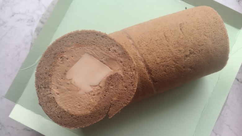 树桩蛋糕,取出冷藏定型好的蛋糕卷,将两端切整齐,再切下约4、5厘米厚的一段,切面朝上放在蛋糕卷上面