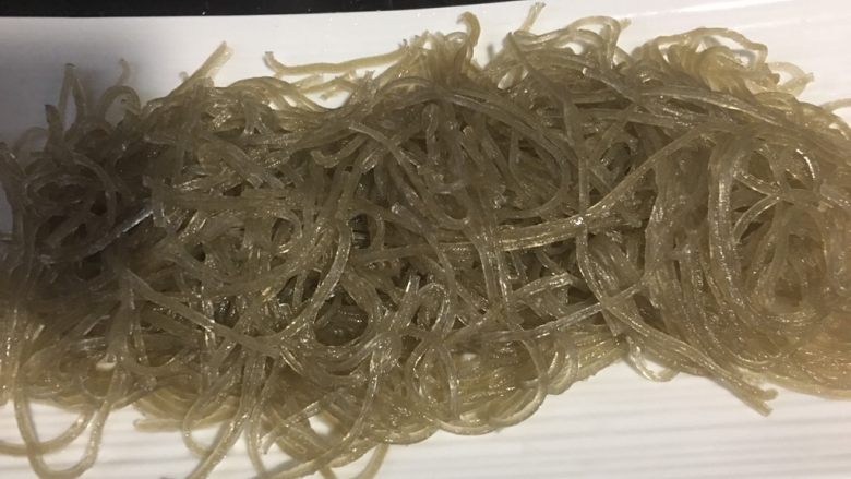 猪肉粉条大葱包子,粉条泡软,捞出
