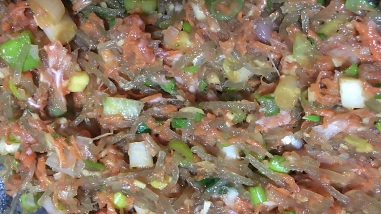 猪肉粉条大葱包子,搅拌均匀,备用