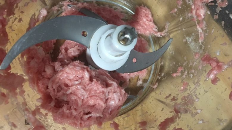 猪肉粉条大葱包子,放入搅拌机搅碎,家里有孩子的,肉还可以再搅一会