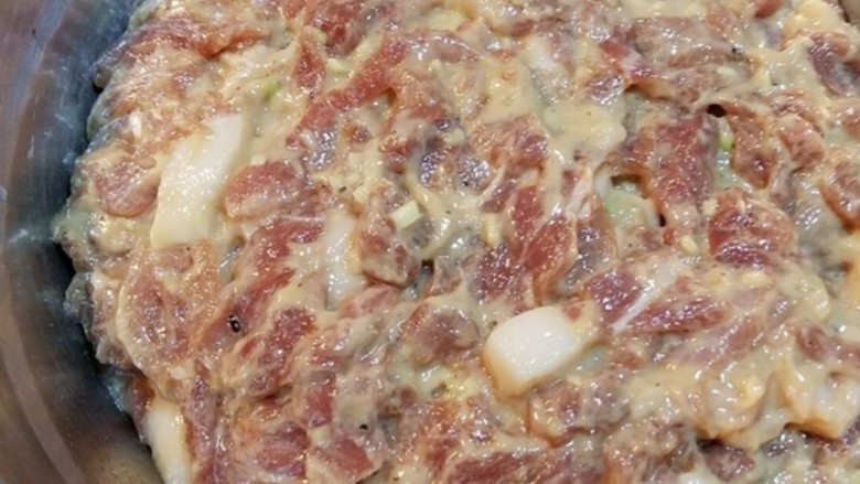 五香小酥肉,面粉搅匀,锅里放热油,炸至金黄。